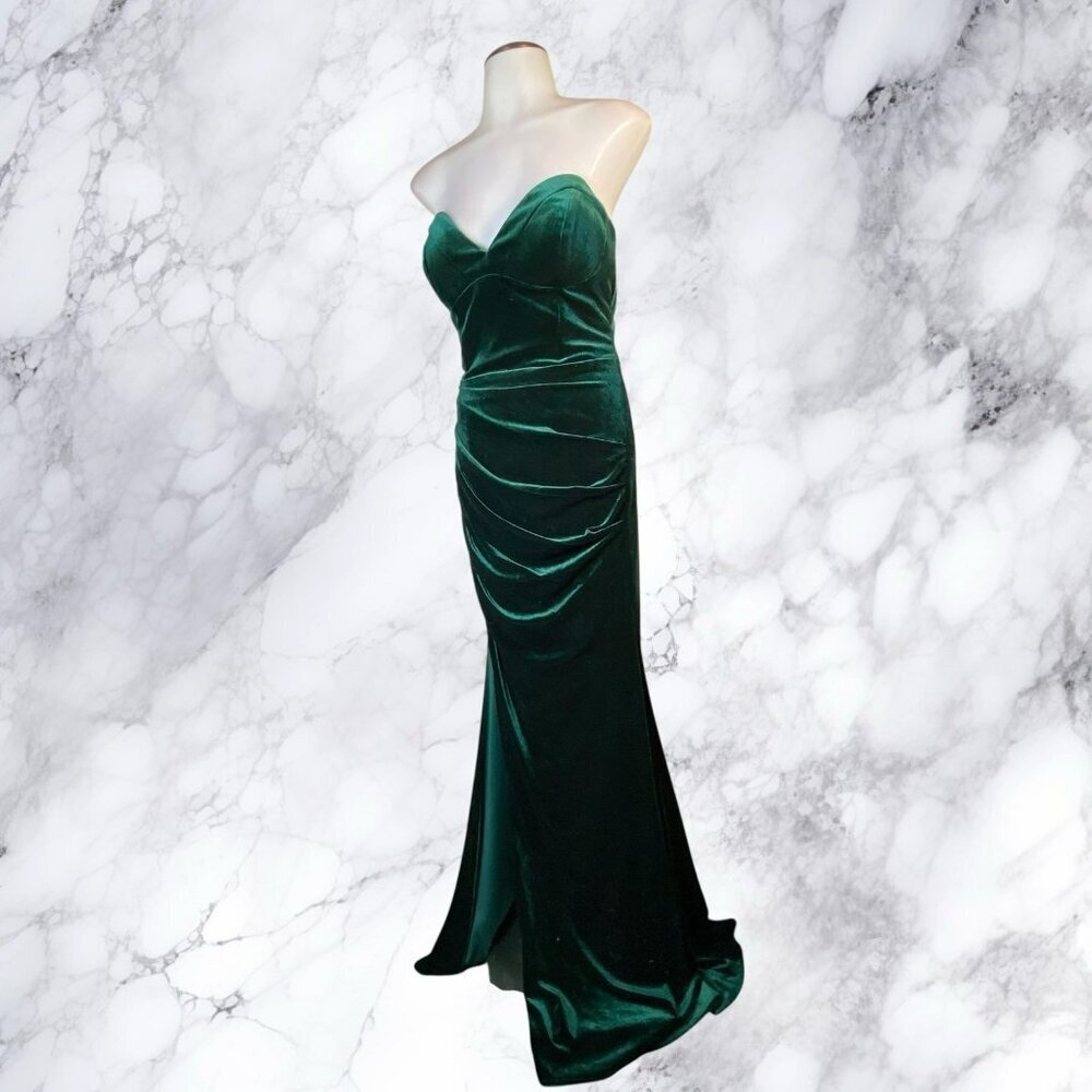 Ladivine by Cinderalla Divine CH176 Velvet Strapless Fitted Gown in Emerald - Picture 7 of 12